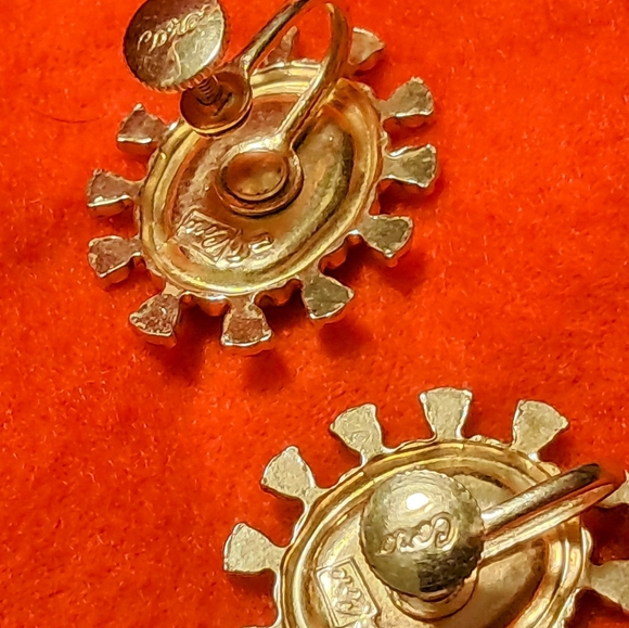 1950s Vintage CORO Pegasus screwback Red Cameo & Rhinestone Earrings. - Picture 2 of 4
